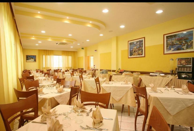 Hotel De La Ville Rimini Exteriör bild
